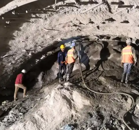 衡南拱顶带模注浆料的施工流程及注意事项